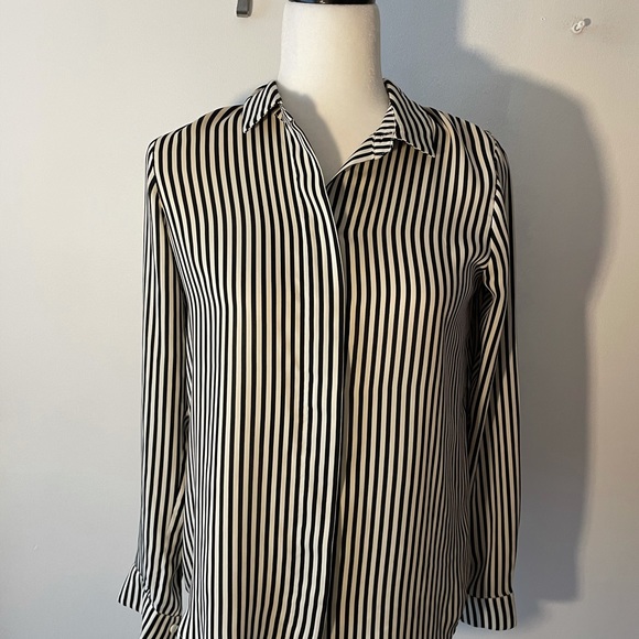 Deal ! Black and white striped top - Picture 10 of 14